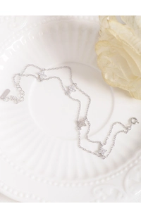 Détail du bracelet double couche en argent S925 avec breloques fleurs en zircon