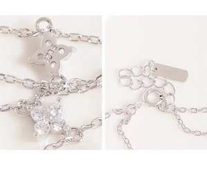 Détail macro du pendentif fleur à quatre pétales en argent S925 et fermoir mousqueton