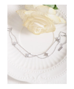 Détail du poinçon S925 sur le bracelet double couche délicat avec breloques étoiles