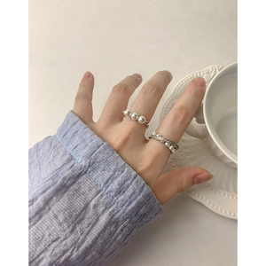 Elegant S925 silver ring set with pearls and zircons on a white ceramic tray