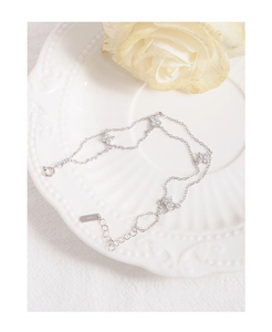 Détail macro du bracelet en argent S925 avec trèfles à quatre feuilles et zircons