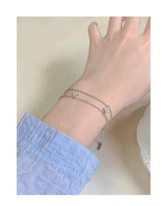 Vue détaillée d'un bracelet double couche en argent S925 avec étoiles en zircon brillant