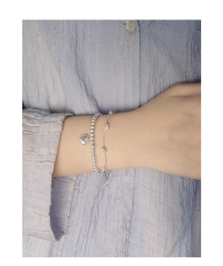 Détail du bracelet perlé en argent sterling S925 avec pendentif cœur en couches