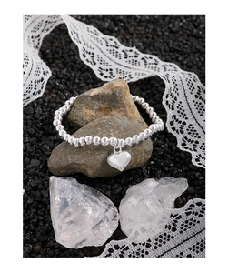 Bracelet élastique à perles argentées avec pendentif cœur sur pierres noires