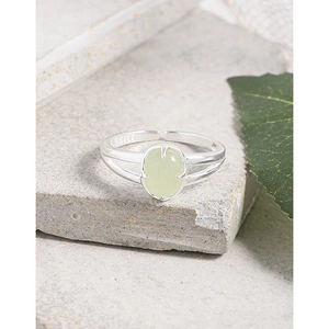 S925 Sterling Silber Ring mit ovalem grünem Kristall auf Naturstein-Hintergrund