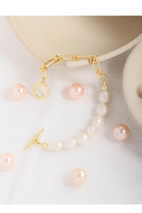 Gros plan du bracelet perles baroques S925 avec chaîne trombones dorée et fermoir à bascule