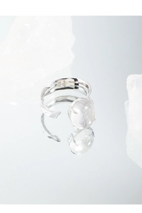 Detailed close-up of S925 silver irregular ring with frosted white gemstone and mirror reflection