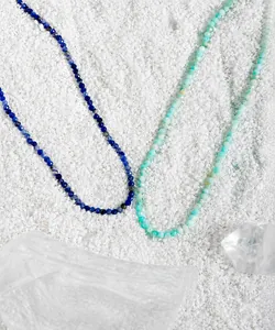 Detailopname van S925 sterling zilveren kettingen met lapis lazuli en turquoise kralen