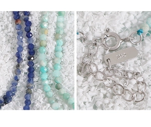 Detail van S925 sterling zilveren sluiting en verlengketting op een edelstenen halsketting