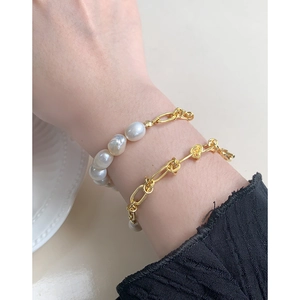 Ensemble de bracelets superposés avec perles baroques et chaîne dorée élégante