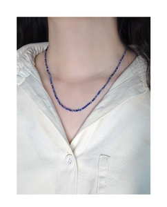 Detail van een delicate 2mm blauwe lapis lazuli facet kralenketting als een korte choker
