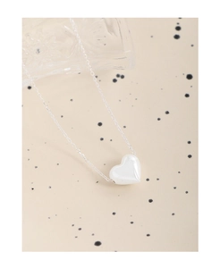 Détail du pendentif cœur 3D blanc perle avec une fine chaîne argentée élégante