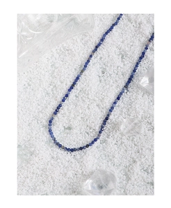 Macrodetail van natuurlijke blauwe lapis lazuli kralenketting met minerale edelstenen