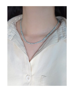 Detailopname van de minimalistische lichtblauwe 2mm kralenketting van S925 zilver