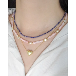 Ensemble de trois colliers superposés avec pierres bleues, perles roses et pendentif cœur
