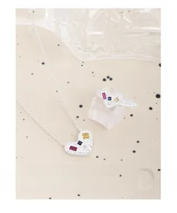 Détail du parure collier et bague cœur en argent S925 avec zircon coloré et texture martelée
