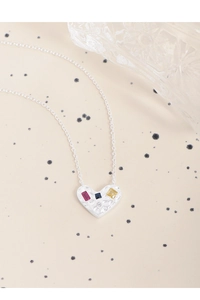 Détail du collier cœur en argent S925 avec zircons colorés et texture froissée