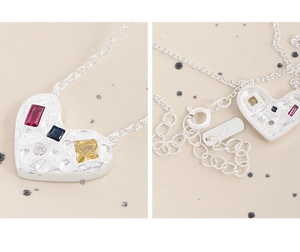 Détail du collier cœur en argent S925 avec texture martelée et zircons colorés