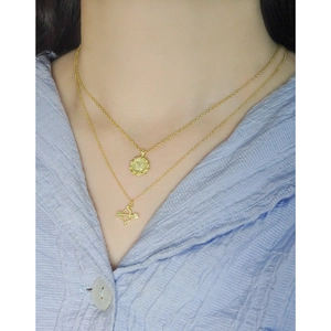 Collana a doppio strato dorata con moneta a farfalla e ciondolo arco di Cupido