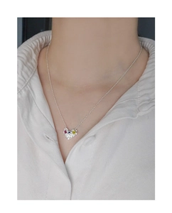 Détail du collier cœur en argent S925 avec texture froissée et zircons de couleur