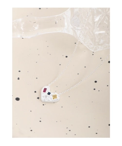 Détail du collier cœur en argent S925 avec zircons colorés et texture plissée élégante