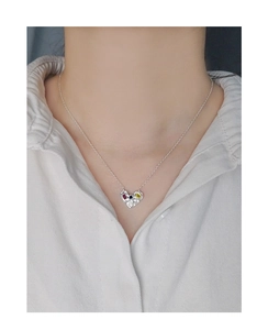 Gros plan du collier cœur en argent S925 avec texture martelée et zircons colorés