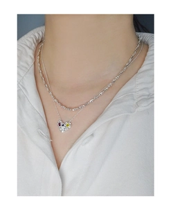 Gros plan d'un collier double épaisseur en argent S925 avec cœur texturé et gemmes