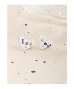 Detail of silver S925 heart earrings with hammered texture and colorful gemstones