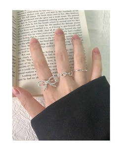 Detail of S925 sterling silver ring set featuring a 3D bow and chain weave design