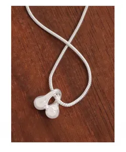 Vue macro d'un collier chaîne serpent en argent S925 avec pendentifs goutte d'eau