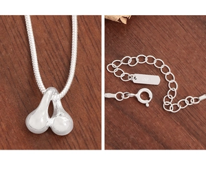 Détail du fermoir mousqueton en argent sterling S925 et chaîne serpent avec poinçon