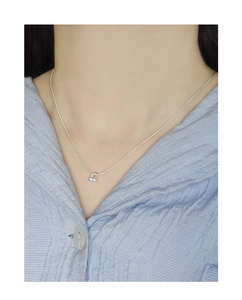 Gros plan sur collier en argent S925 à maille serpent et pendentif cerise sur modèle