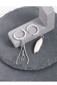 Detailed view of S925 silver asymmetric earrings with baroque pearl and link chain