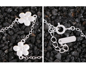 Détail du bracelet en argent S925 avec motif floral, fermoir à ressort et poinçon métal
