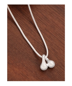 Vue rapprochée d'un collier en argent S925 avec pendentif en forme de double goutte d'eau