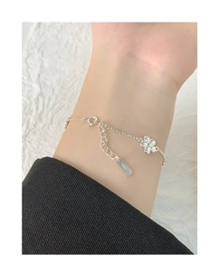 Vue détaillée du bracelet fleuri en argent S925 avec fermoir mousqueton ajustable