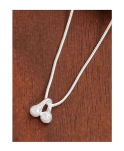 Vue détaillée d'un pendentif cerise en argent S925 sur une chaîne serpent minimaliste