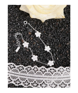 Détail macro du bracelet fleurs en argent S925 avec fermoir mousqueton et chaîne d'extension