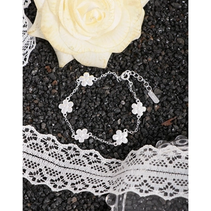 Bracelet élégant en argent sterling S925 avec cinq pendentifs floraux géométriques