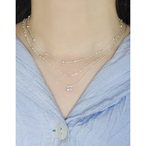 Collier minimaliste argenté à trois rangs avec chaîne à perles et chaîne serpent