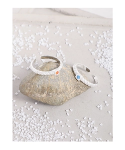 Makroaufnahme von S925 Sterlingsilber-Ringen mit bunten Steinen auf natürlichem Stein