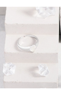 Détail d'une bague réglable en argent S925 ornée d'une pierre d'agate blanche en cœur