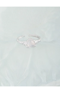 Macro shot of S925 sterling silver heart agate ring with wrinkled texture detail