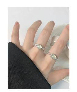 Détail de bagues en argent S925 avec agates vertes en cœur et textures uniques