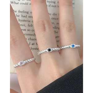 Minimalistische S925 Silber Twist-Ringe mit bunten quadratischen Zirkonia auf offenen Bändern