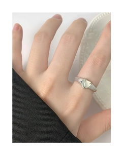Gros plan sur une bague en argent S925 ornée d'une pierre d'agate verte en forme de cœur