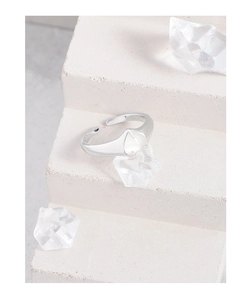 Détail macro d'une bague en argent S925 avec agate en forme de cœur et anneau réglable