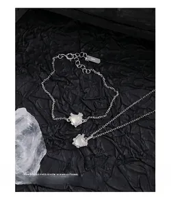 Détail de la parure en argent S925 avec collier cœur en pierre de lune et bracelet