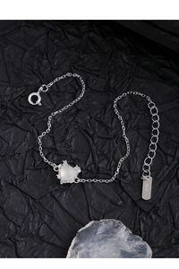 Détail du bracelet en argent S925 avec cœur en pierre de lune et zircons étincelants
