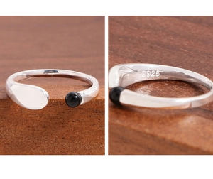 Detailed view of S925 sterling silver U-shape ring with black onyx bead and metal hallmark